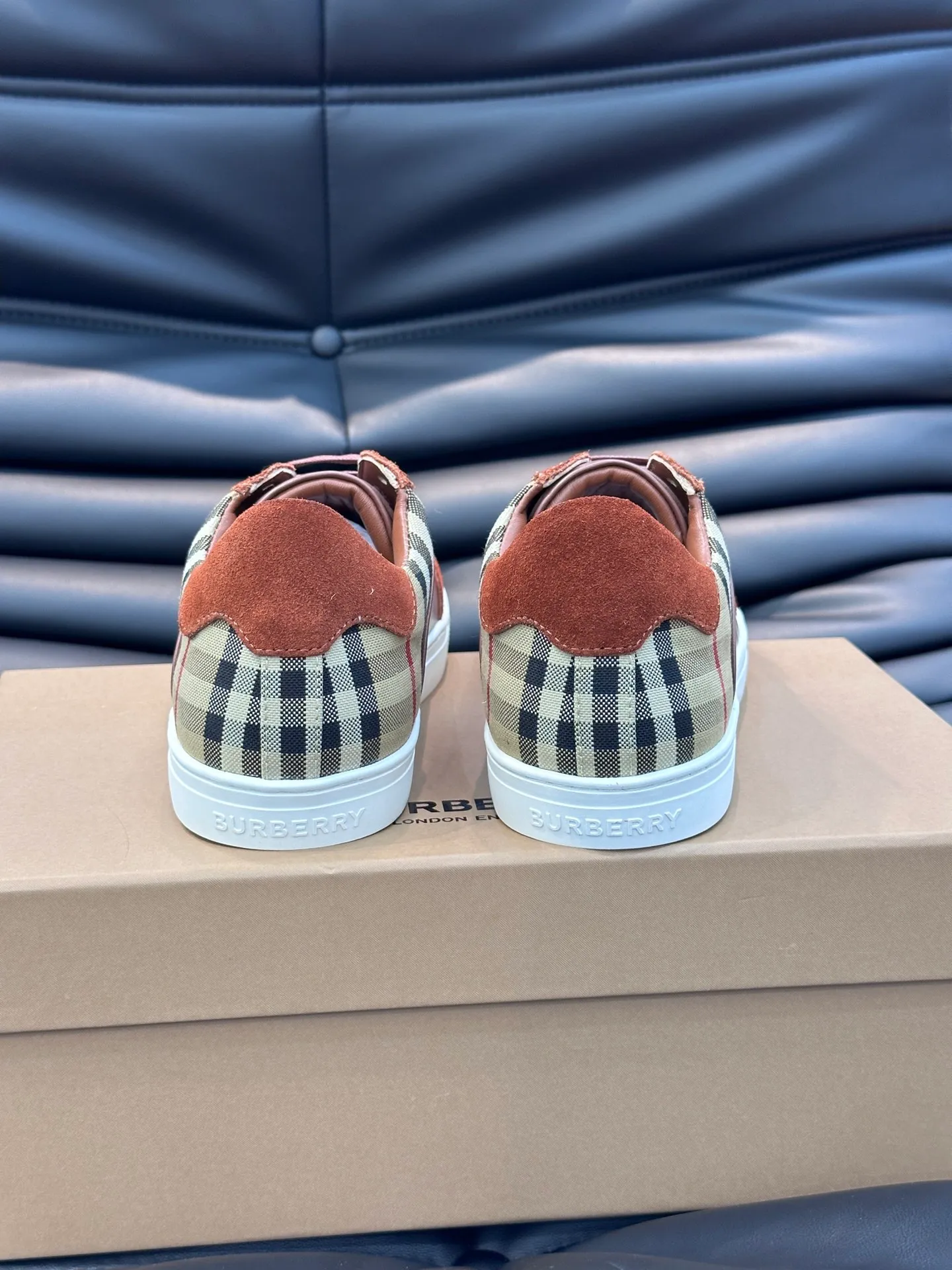 Men's shoes 💰p380 Men's classic low-top sneakers from "burberr*" are reinterpreted with Vintage retro plaid cotton and cowhide materials, and are decorated with a new brand logo. First-layer sheepskin lining, embossed Burberry lettering logo on the heel, T men's shoes 💰pU original outsole! Size: 38-44 (45 46 customized)